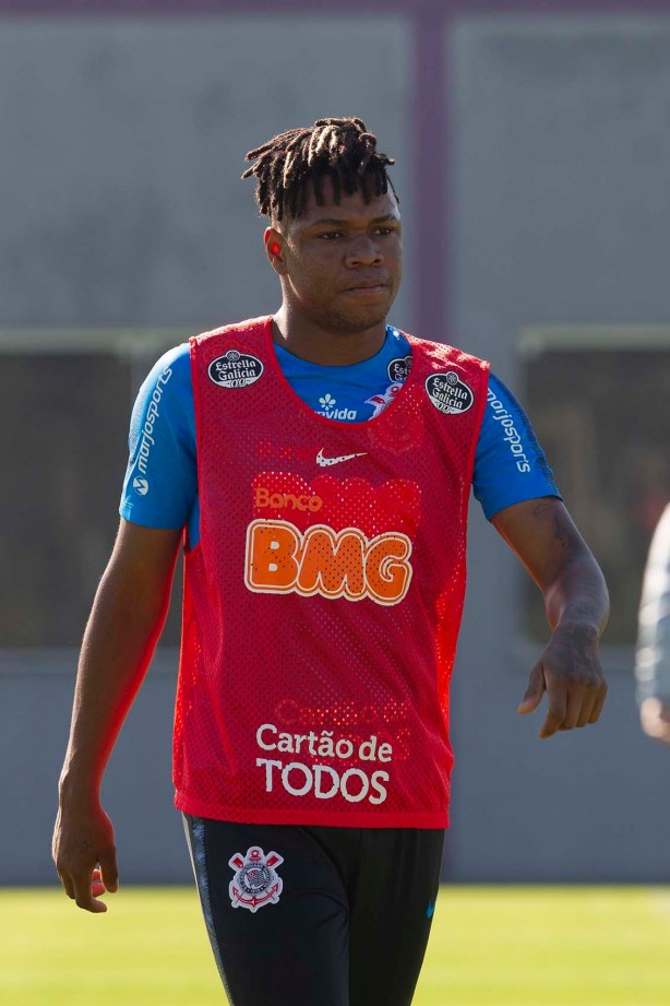 Matheus Jesus no treinamento desta sexta-feira no CT Joaquim Grava