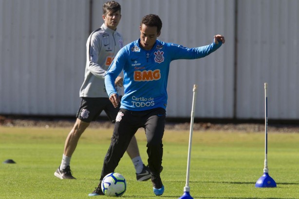 Meia Jadson durante treino que prepara o time para jogo amistoso contra o Londrina