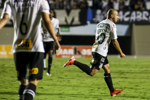 Meia Régis comemora seu gol durante amistoso entre Vila Nova e Corinthians