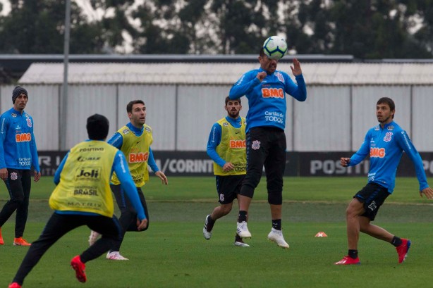 Ralf, Romero e companhia durante treino que prepara a equipe do Corinthians para amistoso