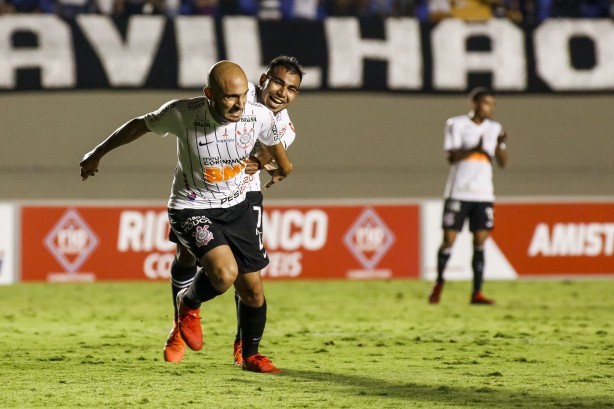 Régis comemora seu gol durante amistoso entre Vila Nova e Corinthians