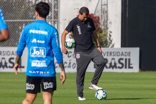 Treinador Fábio Carille durante atividade desta sexta-feira no CT Joaquim Grava