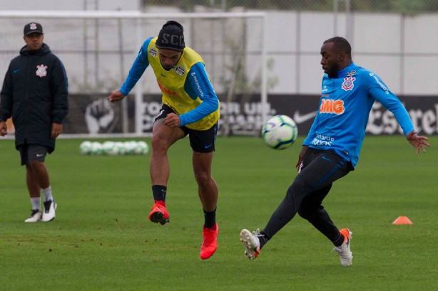 Urso e Manoel durante treino que prepara a equipe do Corinthians para amistoso contra o Londrina