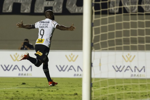 Vagner Love comemora seu gol no amistoso entre Vila Nova e Corinthians