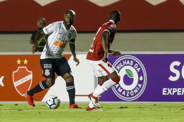 Vagner Love durante amistoso contra o Vila Nova