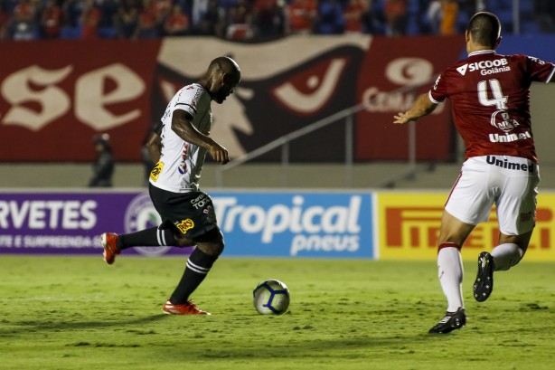 Vagner Love durante amistoso entre Vila Nova e Corinthians