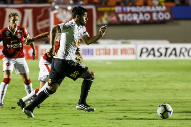 Zagueiro Bruno Méndez durante amistoso contra o Vila Nova