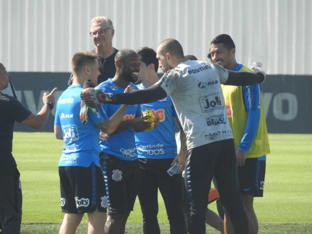 Elenco se dividiu para disputar rachão nesta sexta