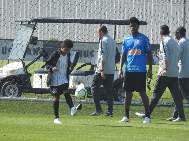 Gil com o filho Gilzinho no treino realizado na manh desta sexta