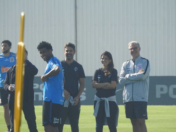 Gil est feliz da vida de volta ao Corinthians