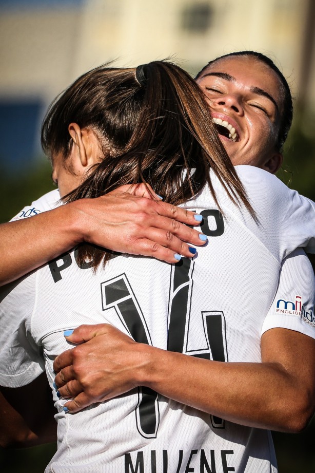 Victória e Millene comemorando gol contra o São Francisco, pelo Brasileiro Feminino