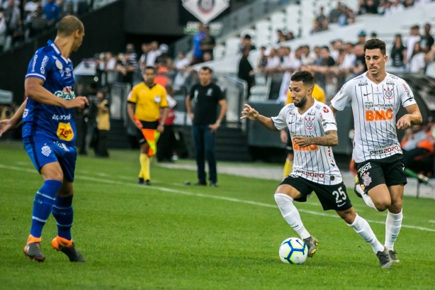 Clayson e Danilo Avelar no jogo contra o CSA, pelo Campeonato Brasileiro, na Arena Corinthians