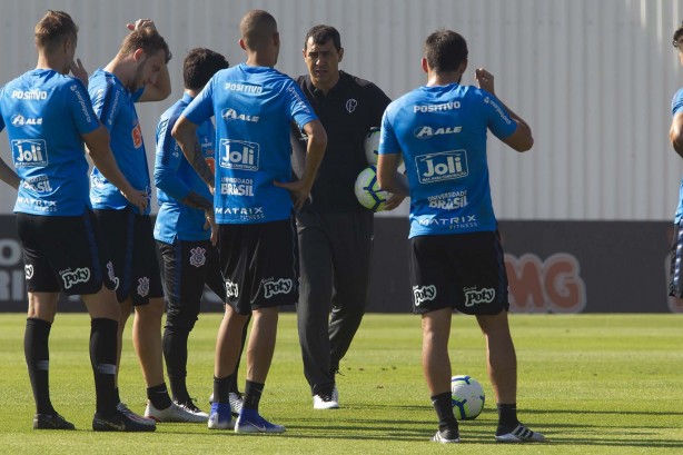 Jogadores do Corinthians treinam nesta sexta-feira