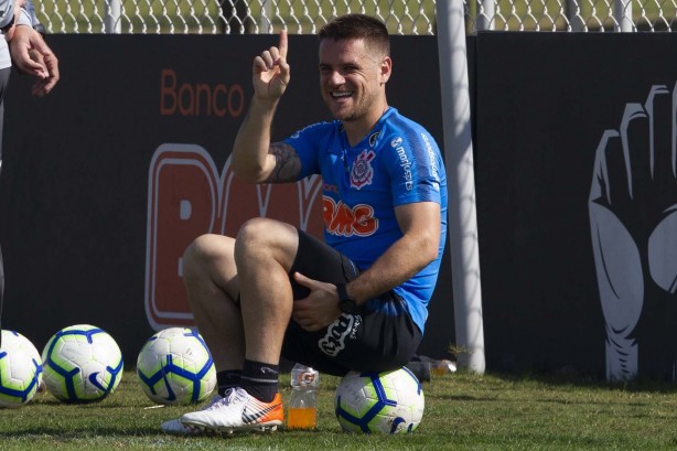 Jogadores do Corinthians treinam nesta sexta-feira