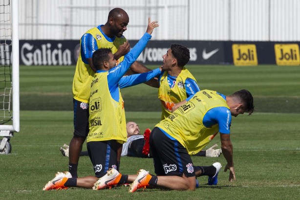 Jogadores do Corinthians treinam nesta sexta-feira