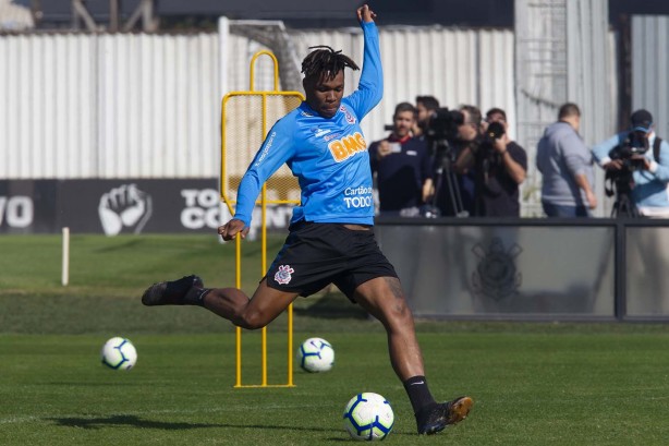 Jogadores do Corinthians treinam nesta sexta-feira