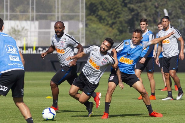 Jogadores do Corinthians treinam neste sábado