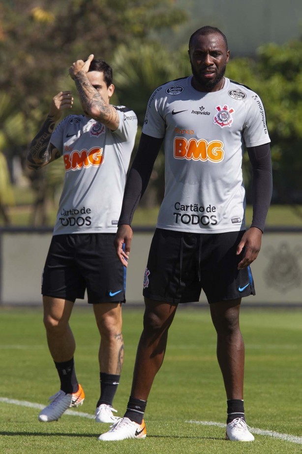 Jogadores do Corinthians treinam neste sábado