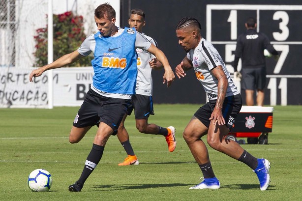 Jogadores do Corinthians treinam neste sábado