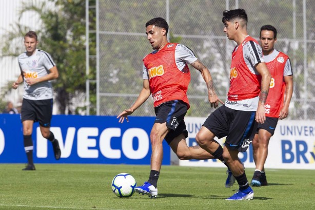 Jogadores do Corinthians treinam neste sábado