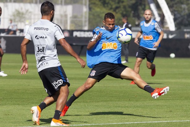 Jogadores do Corinthians treinam neste sábado