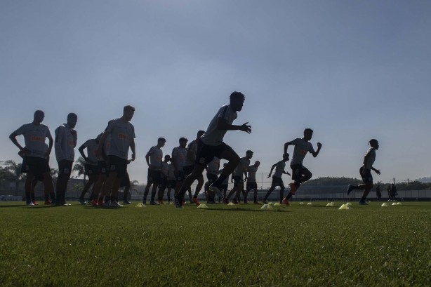Jogadores no treino deste sábado com foco no CSA pelo brasileiro