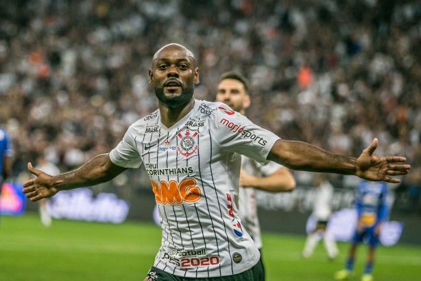 Love marcou o único gol do Corinthians contra o CSA, na Arena, pelo Brasileirão