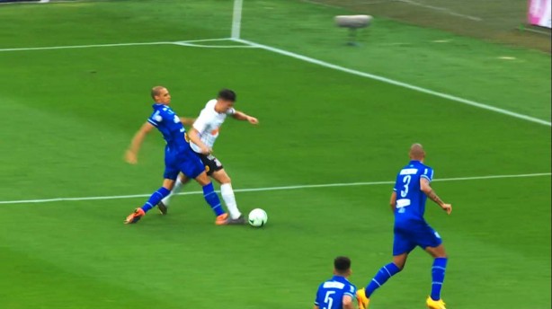 Reprodução da jogada em que Avelar é derrubado por Celsinho