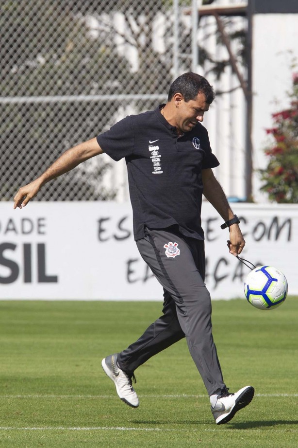Técnico Fábio Carille a beira de campo no treino deste sábado