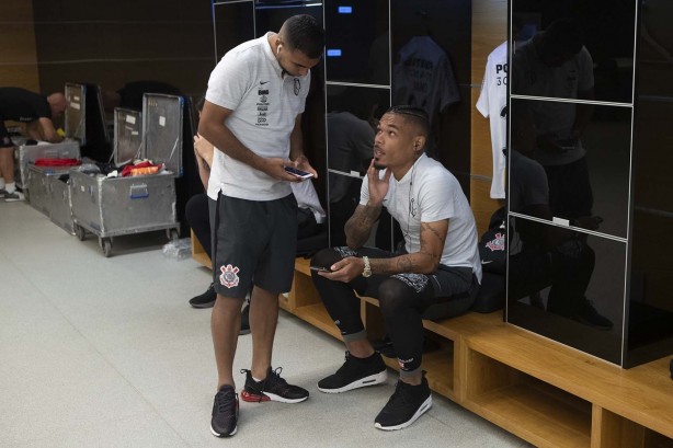 Sornoza e Urso no vestiário antes de Corinthians e CSA, pelo Campeonato Brasileiro