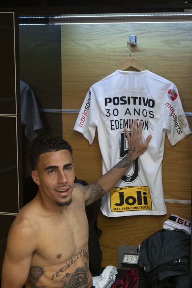 Volante Gabriel no vestiário antes de Corinthians e CSA, pelo Campeonato Brasileiro