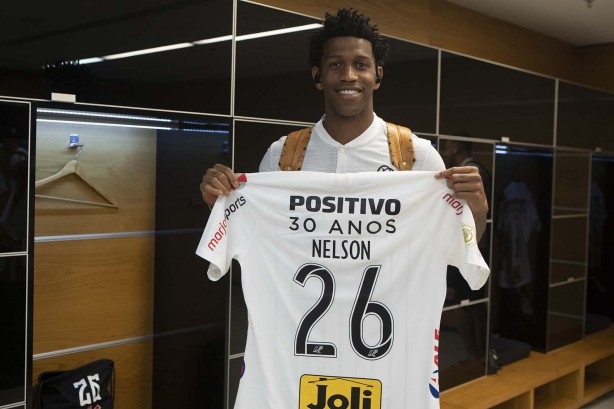 Zagueiro Gil no vestiário antes de Corinthians e CSA, pelo Campeonato Brasileiro