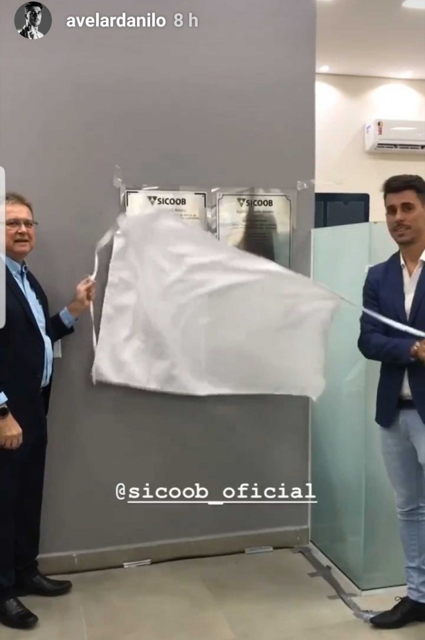 Avelar e a placa de fundação da filial na capital paulista