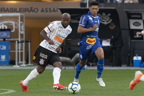 Atacante Vagner Love no jogo contra o CSA, pelo Campeonato Brasileiro
