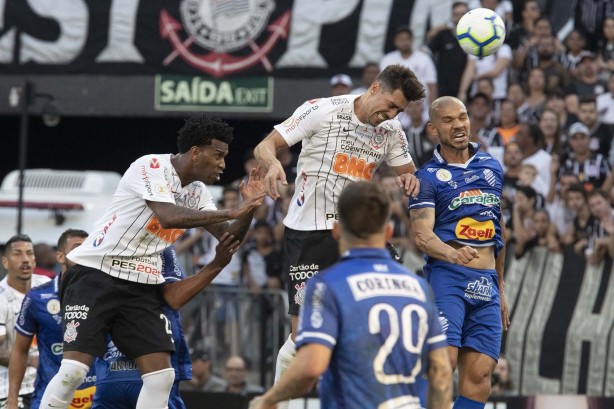 Gil e Avelar no jogo contra o CSA, pelo Campeonato Brasileiro
