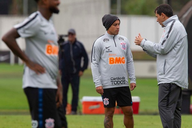 Jadson e Carille durante jogo-treino contra o Juventus, no CT Joaquim Grava