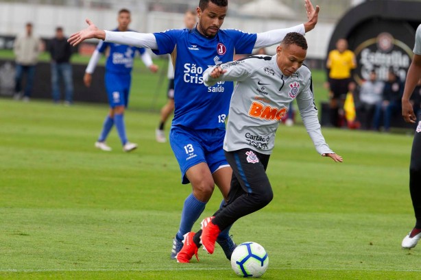 Janderson durante jogo-treino contra o Juventus, no CT Joaquim Grava
