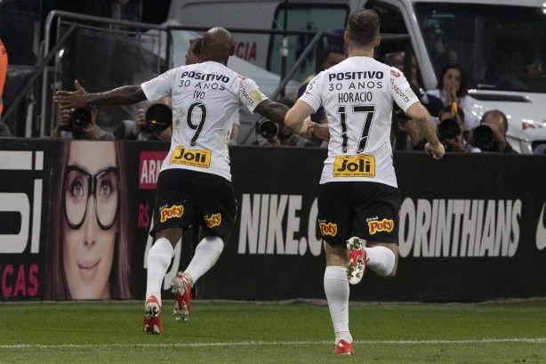 Love e Boselli comemoram gol contra o CSA, na Arena Corinthians