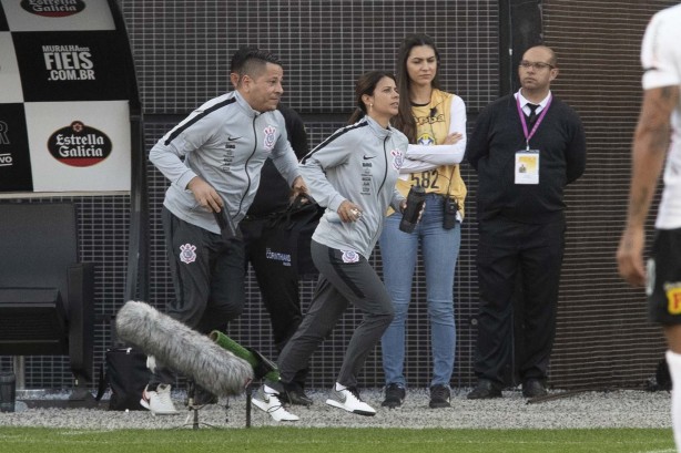 Médica do Corinthians em momento histórico à beira do gramado da Arena