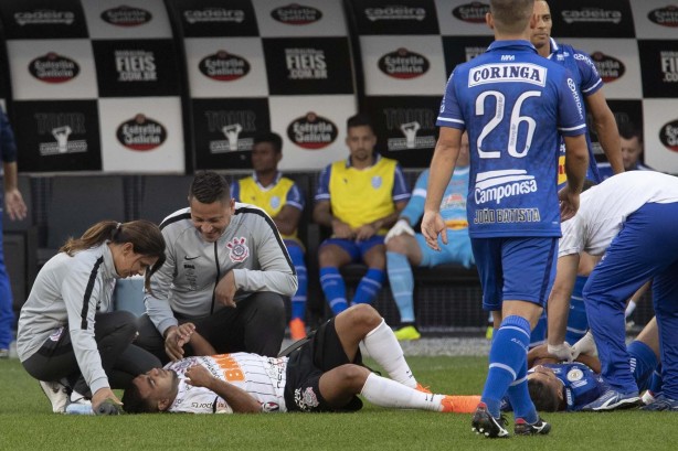 Médica do Corinthians presta atendimento a Sornoza, durante jogo contra o CSA