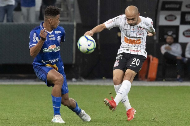 Meia Régis durante jogo contra o CSA, na Arena Corinthians, pelo Brasileirão