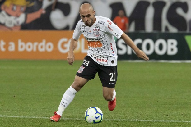 Régis durante jogo contra o CSA, na Arena Corinthians, pelo Brasileirão