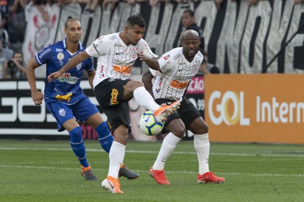 Sornoza e Love no jogo contra o CSA, pelo Campeonato Brasileiro