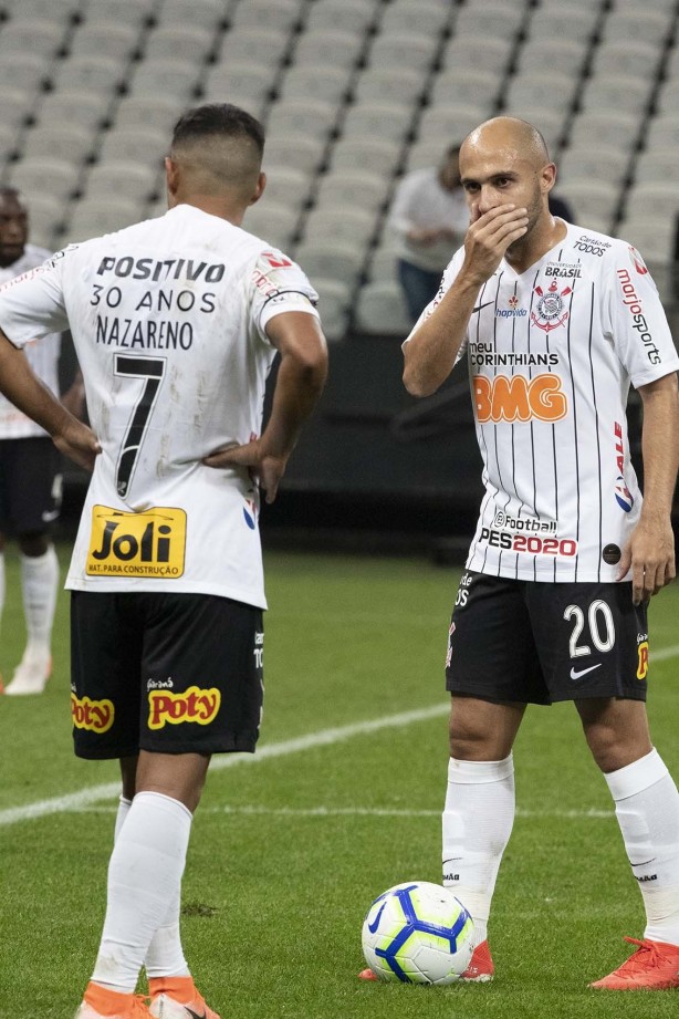 Sornoza e Régis durante cobrança de falta no jogo contra o CSA, na Arena Corinthians