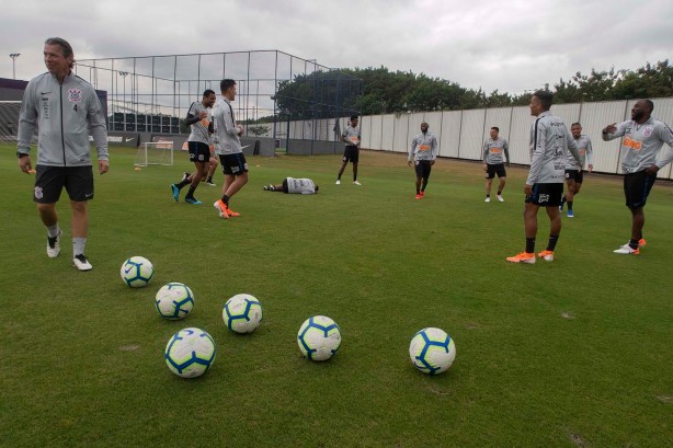 Timão se aquece para jogo-treino contra o Juventus, no CT Joaquim Grava