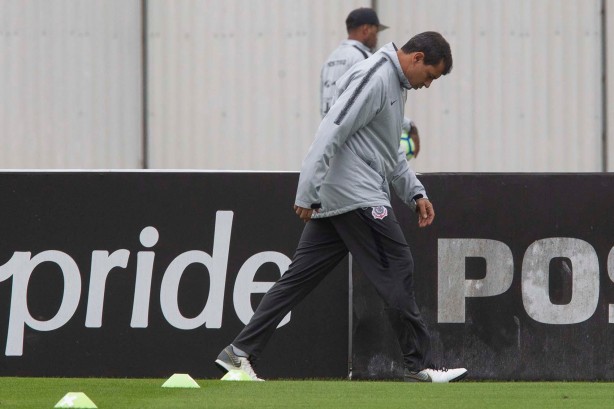 Treinador Fábio Carille no CT Joaquim Grava, durante treino desta quarta-feira