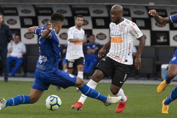 Vagner Love no jogo contra o CSA, pelo Campeonato Brasileiro