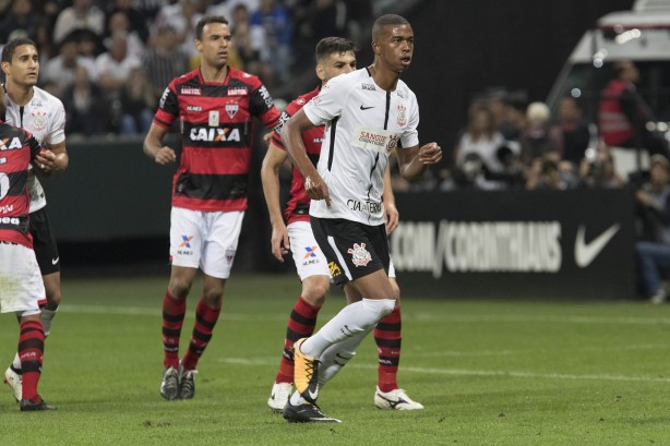 Carlinhos em ação contra o Atlético-GO, pelo Brasileirão-17. Foram seus únicos 18 minutos em jogos oficiais na equipe principal