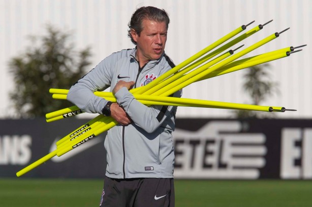 Anselmo Sbragia , preparador físico, no treino nesta quinta-feira no CT Joaquim Grava
