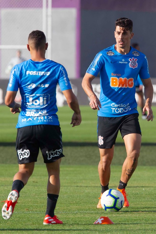 Danilo Avelar no treino nesta quinta-feira no CT Joaquim Grava